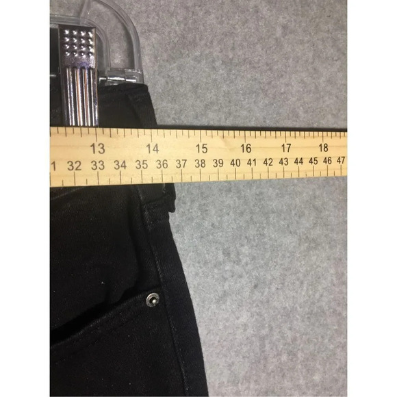 Womens Levi’s Jeans 711 Skinny Black Casual Basic Classic Closet Staple - Picture 2 of 6